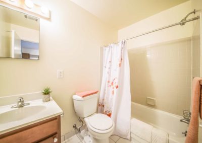 Large bathroom with bathtub/shower in Meetinghouse apartment 